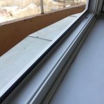 Рама пластикового окна и подоконник после мойки