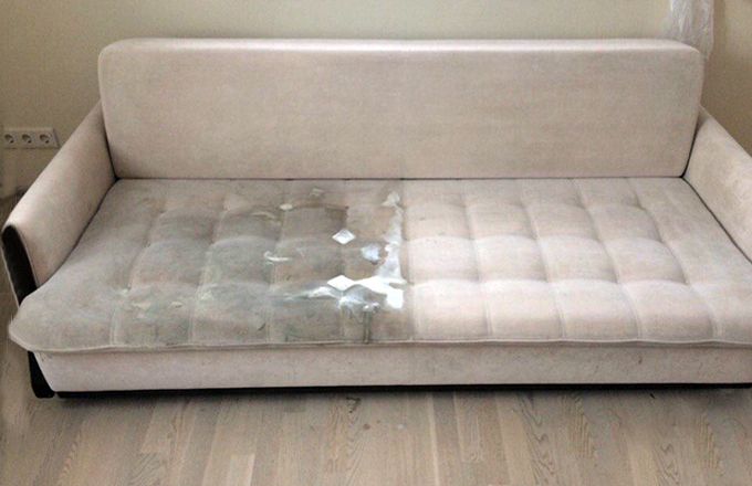 Мягкий диван наполовину очищенный от грязи