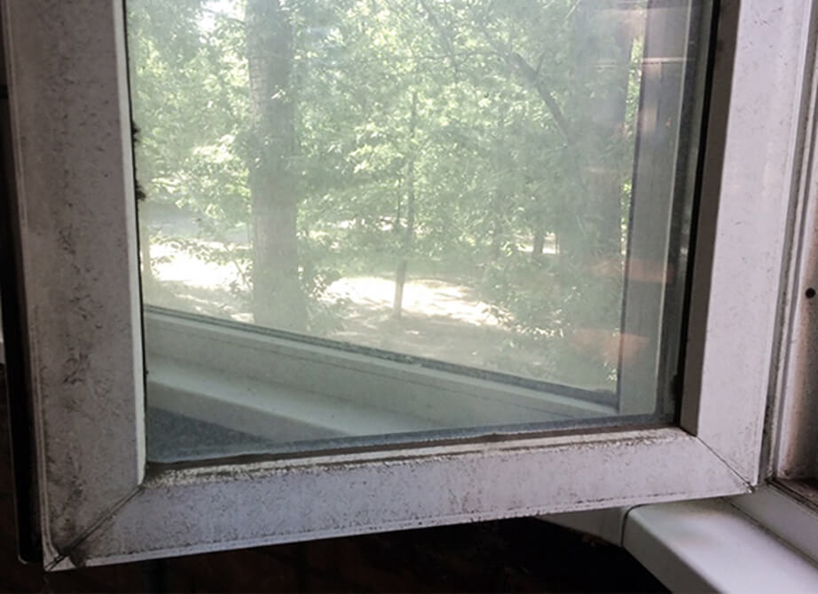 Пластиковое окно в пыли и грязи