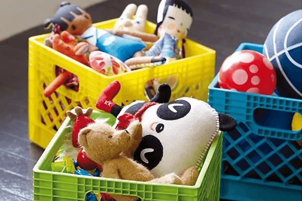 Детские игрушки в пластиковых коробках