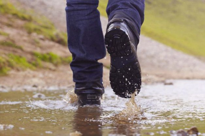 Человек в ботинках идет по воде
