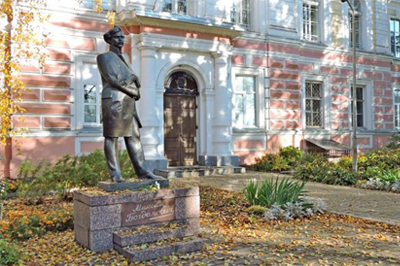 Памятник М.Богдановичу у ярославского университета