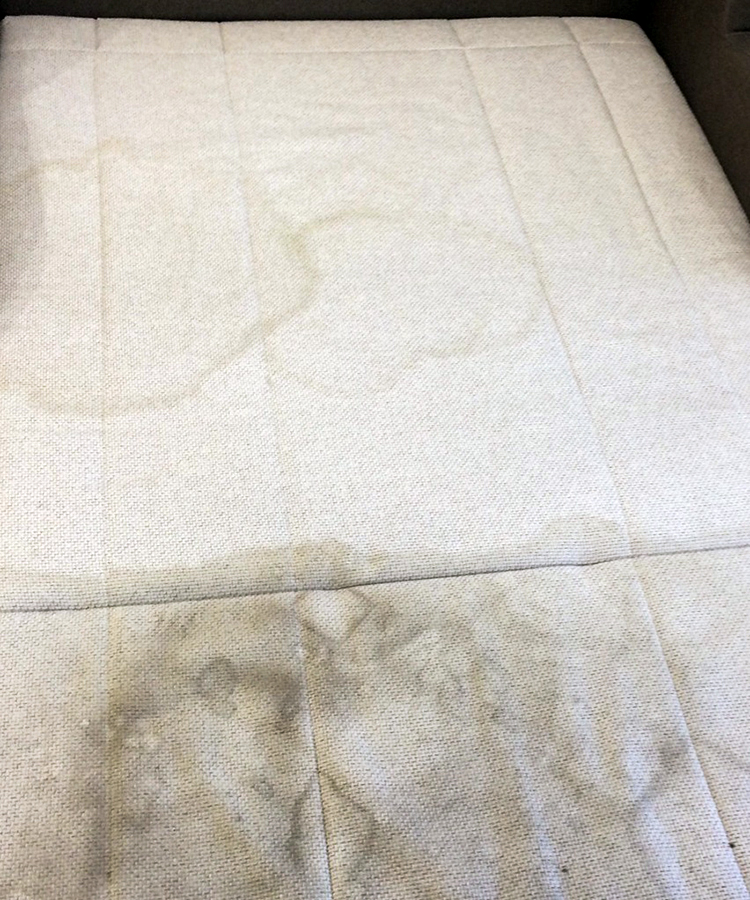 Пятна загрязнения на мягком покрытии дивана