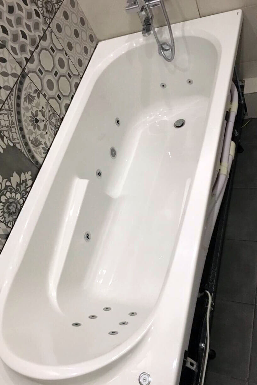 Чистая ванна после уборки