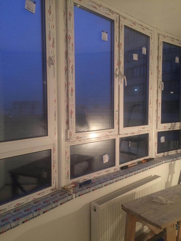 Пластиковое окно из трех секций после установки