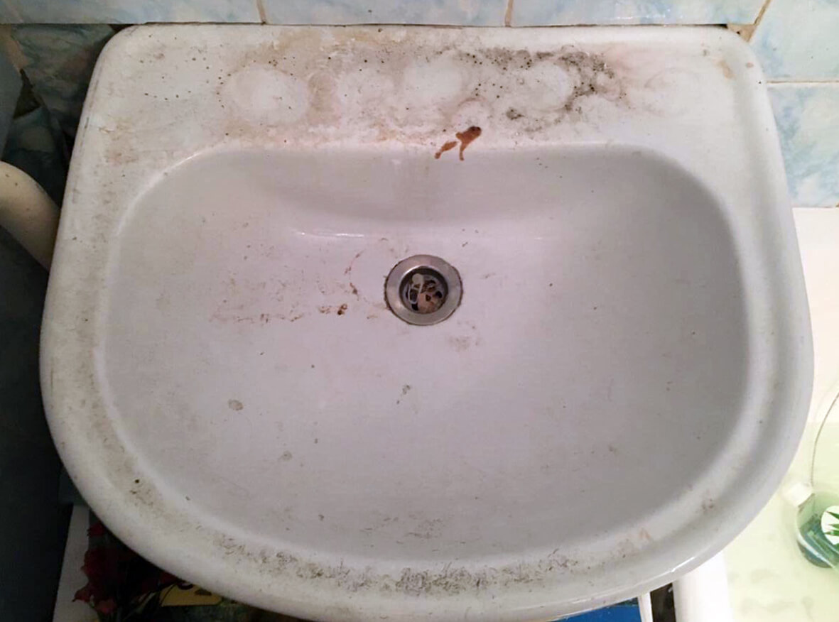 Раковина в ванной комнате до профессиональной чистки