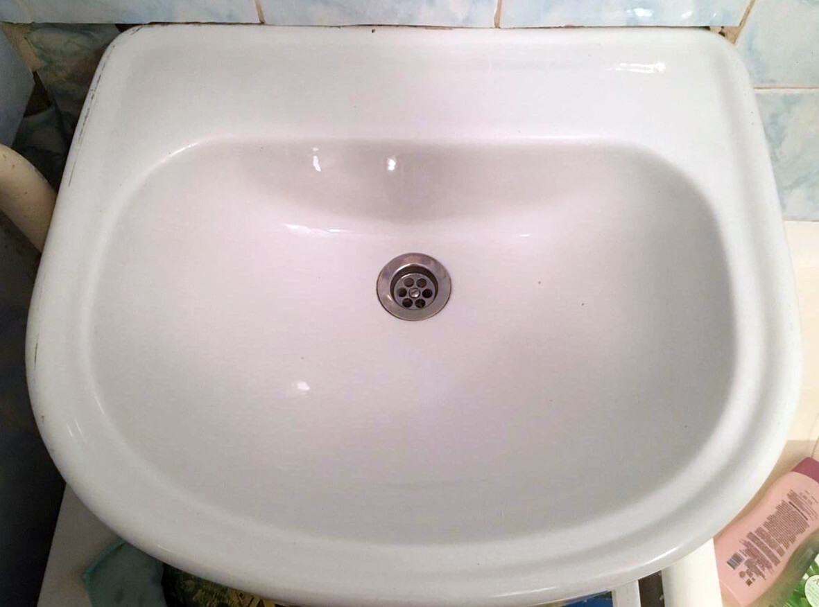 Чистая раковина в ванной комнате
