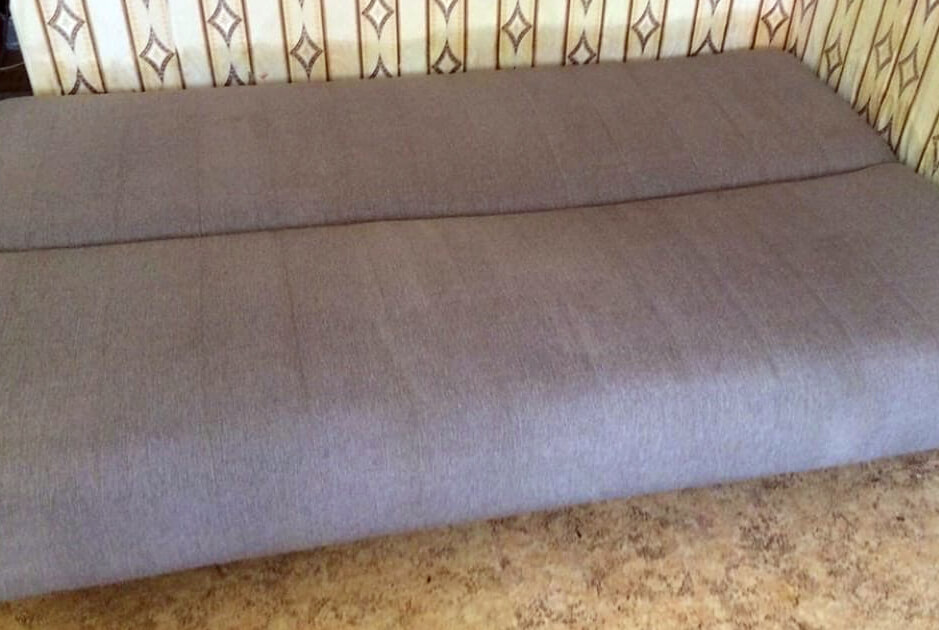 Чистый сиреневый диван
