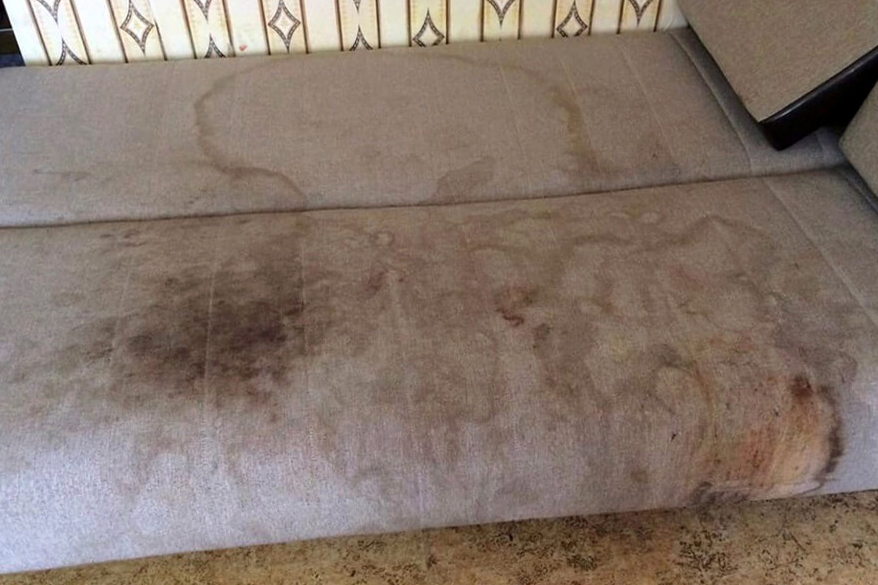 Сильно загрязненный диван