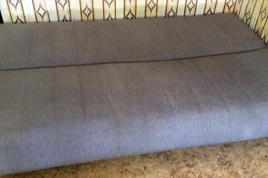 Сиреневый диван после чистки